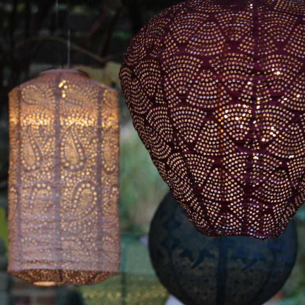 Solar Lantern Lights – Elegant Outdoor Lighting with Warm Glow