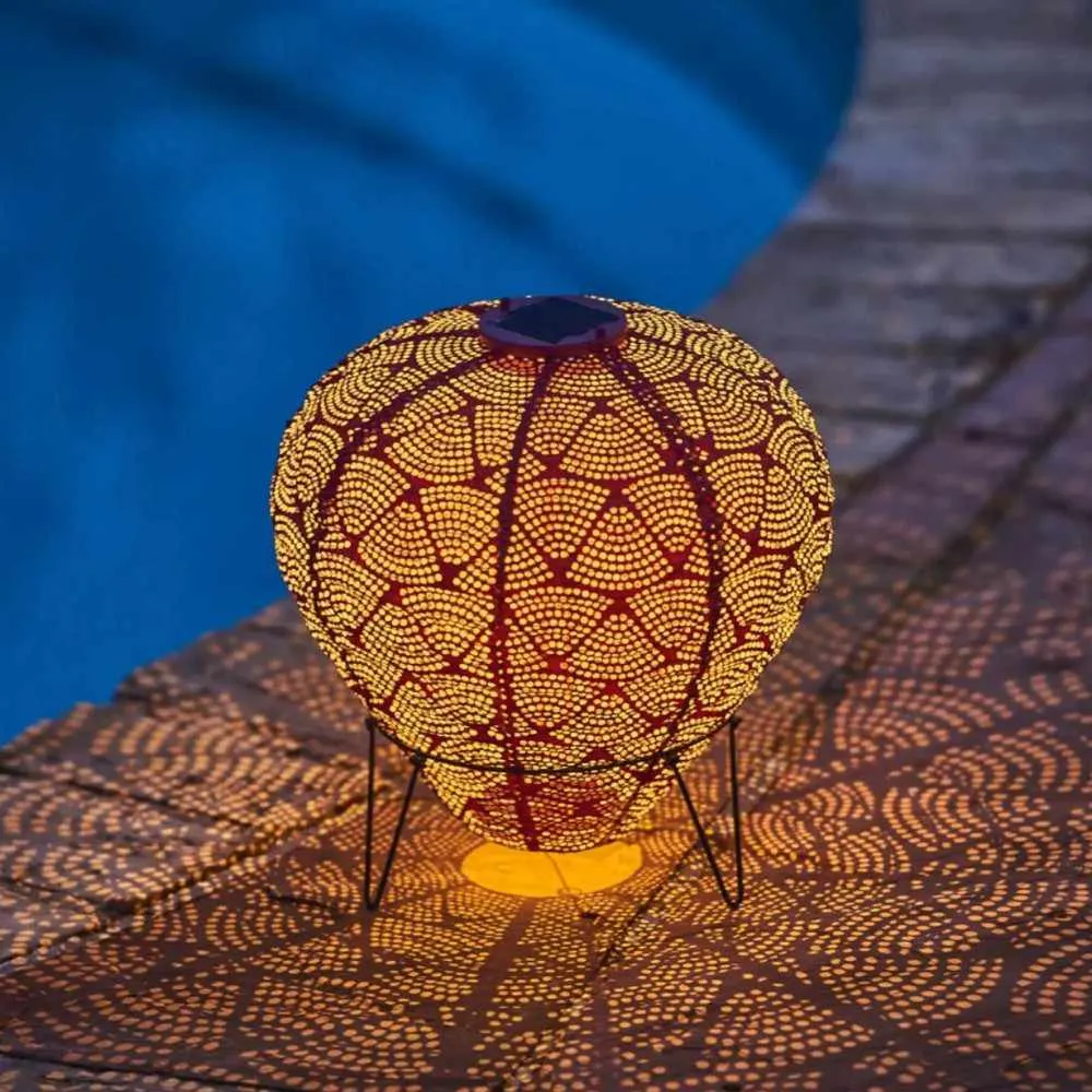 Solar Lantern Lights – Elegant Outdoor Lighting with Warm Glow