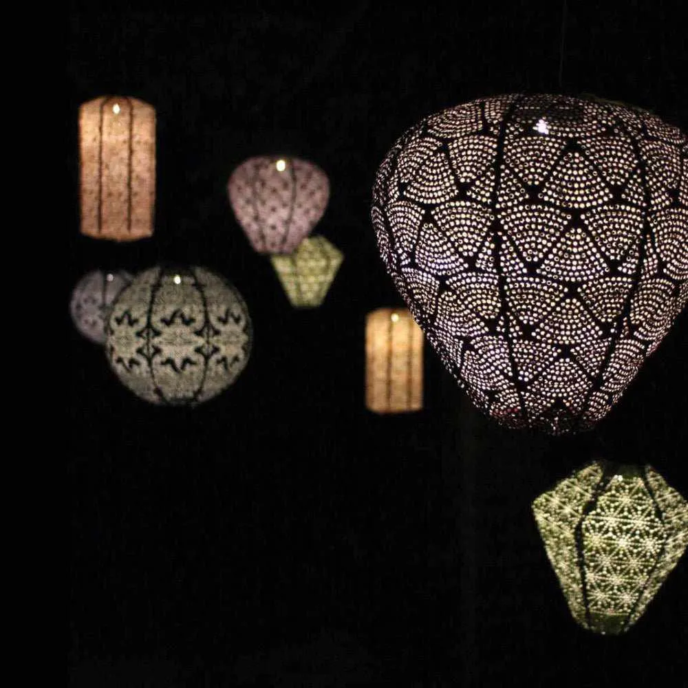 Solar Lantern Lights – Elegant Outdoor Lighting with Warm Glow